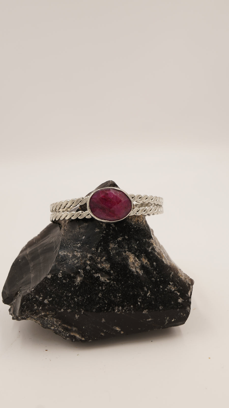 Kök Yakut Taşlı Saf Bakır Bileklik – 1. Kalite Taş, 18 Ayar Rodyum Altın Kaplama