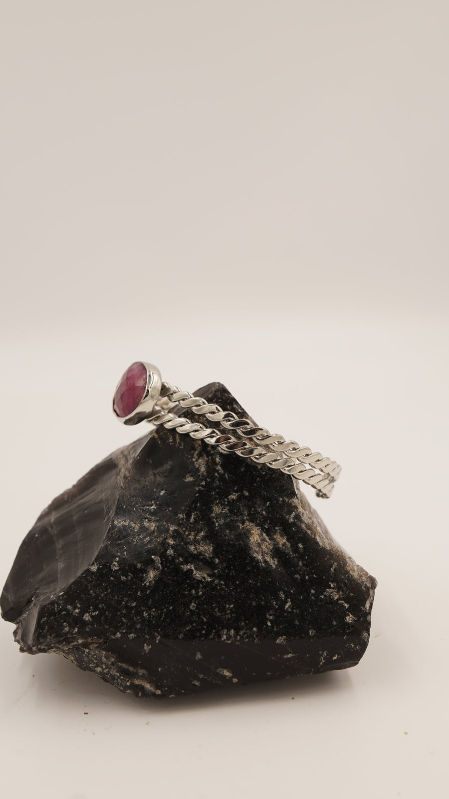 Kök Yakut Taşlı Saf Bakır Bileklik – 1. Kalite Taş, 18 Ayar Rodyum Altın Kaplama