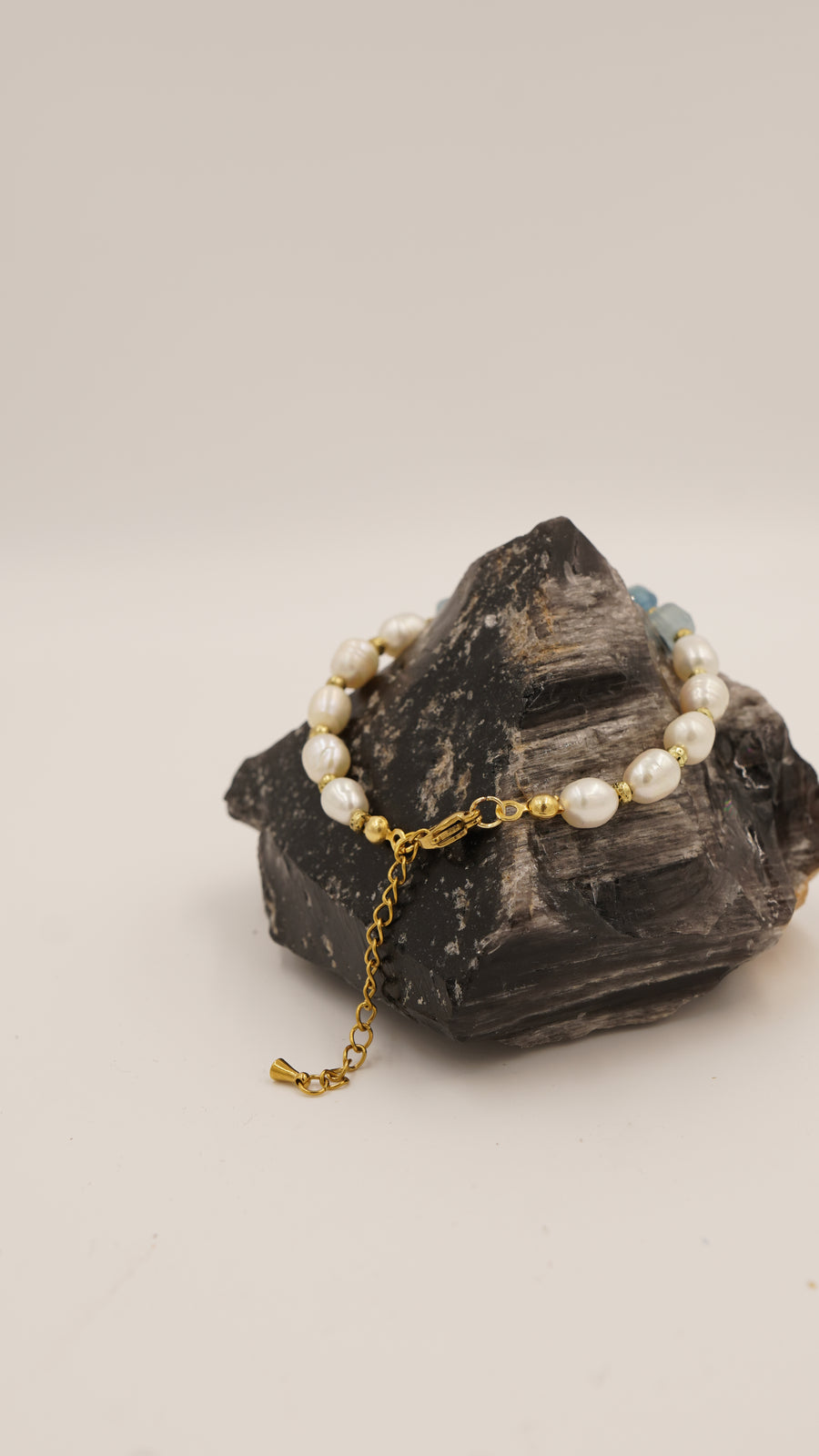 Barok İnci & Lapis Taşlı Bileklik – El Yapımı, Çelik Metal (17 cm + 5 cm Uzatma)