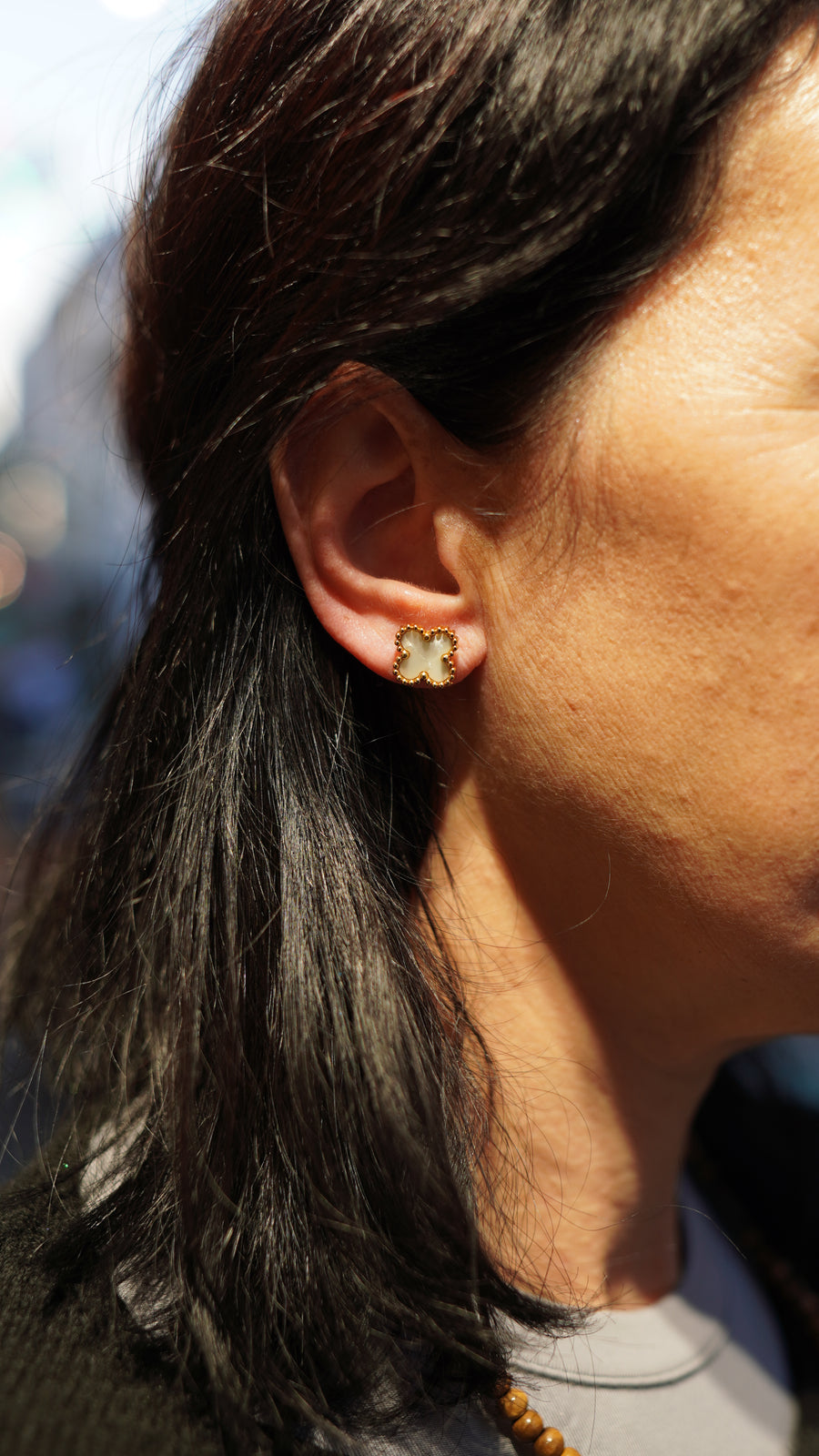 Beyaz Yonca Figürlü Çelik Küpe - Gold