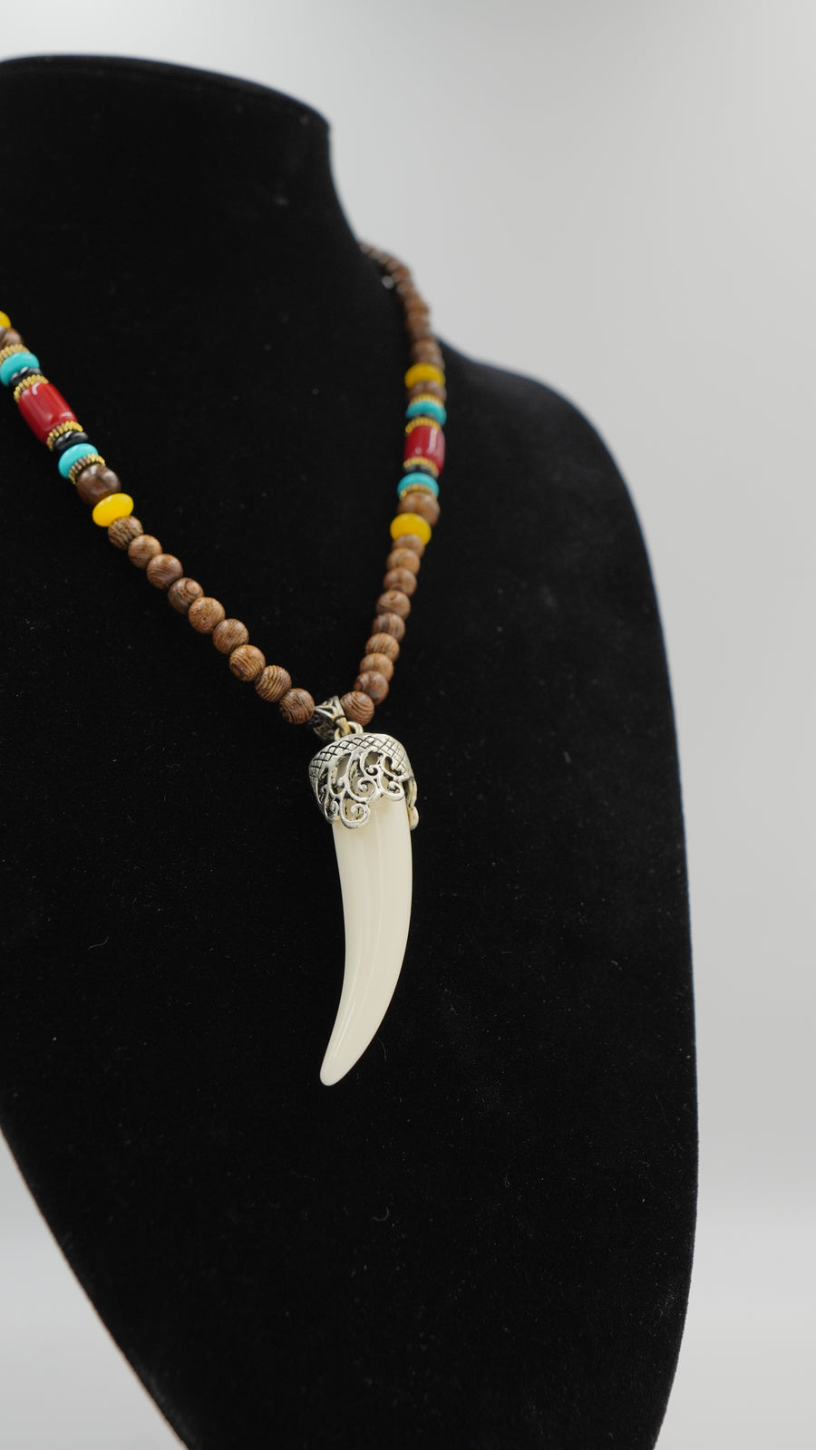 Mercan Detaylı Diş Formlu Otantik Doğal Taş Kolye