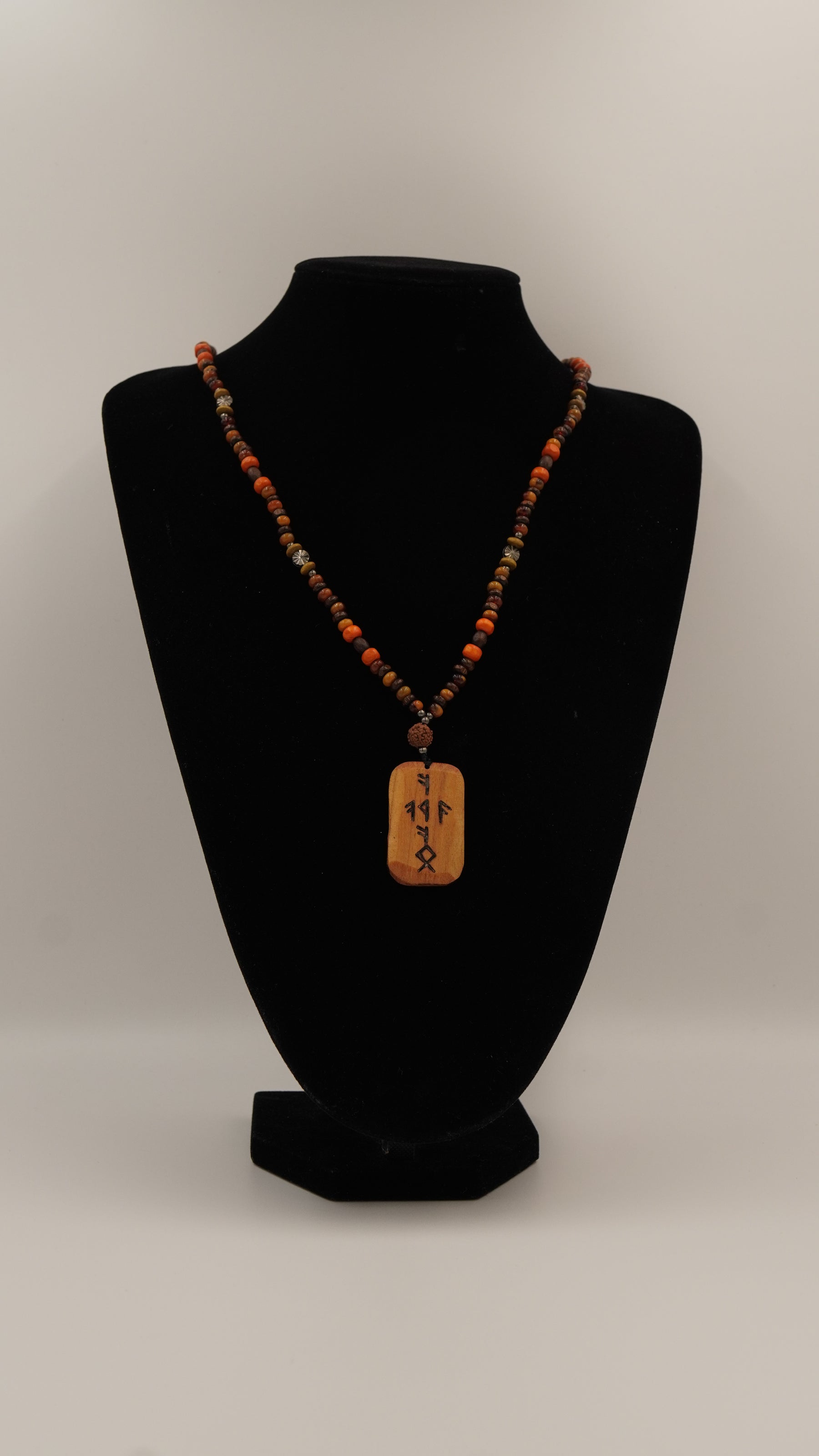 Rune Para Figürlü Doğal Taşlı Kolye