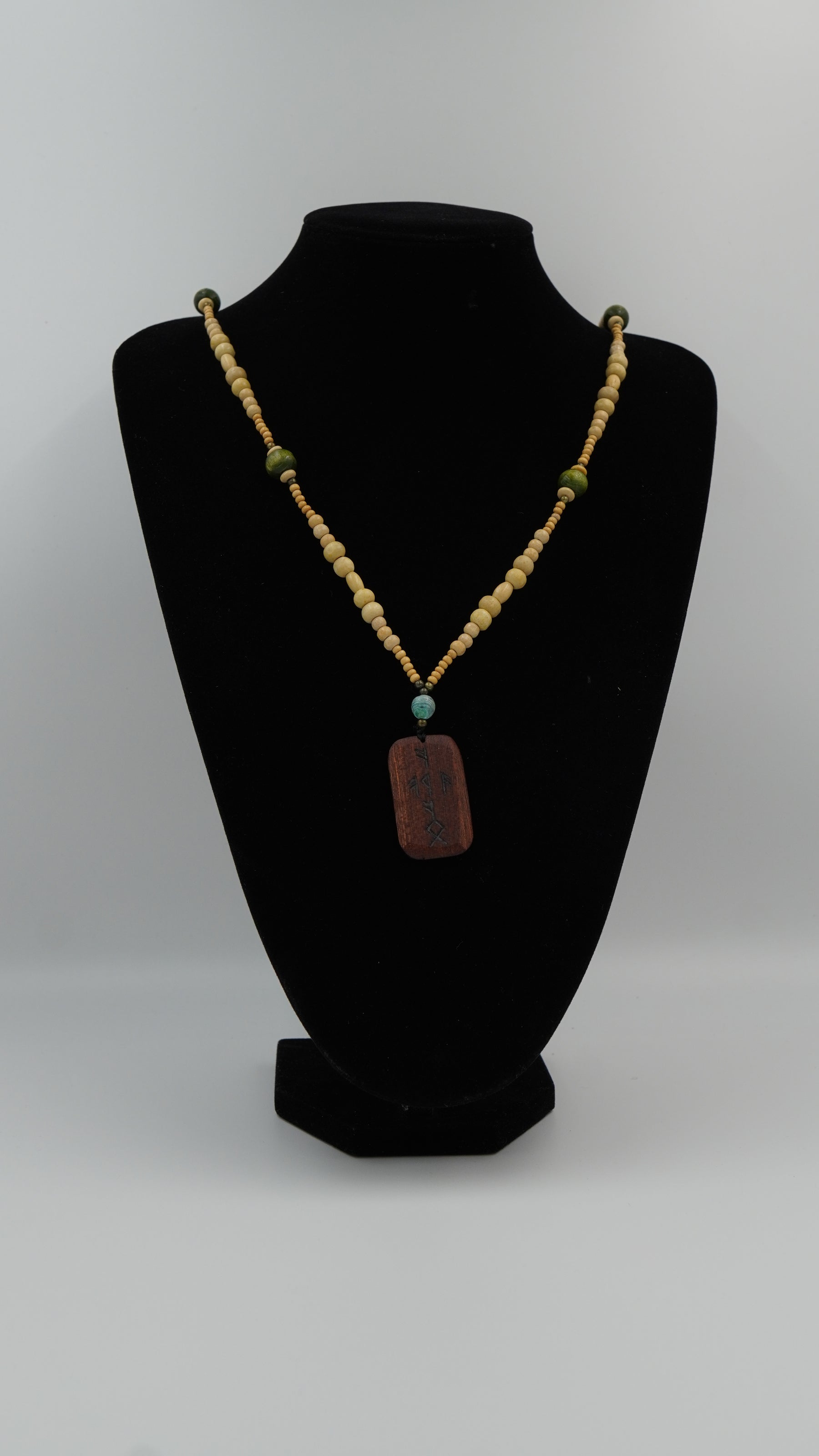 Rune Para Figürlü Doğal Taşlı Kolye