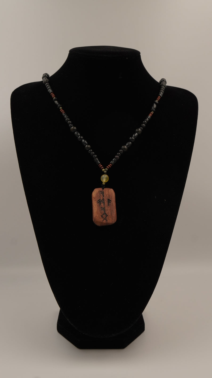 Rune Para Figürlü Doğal Taşlı Kolye