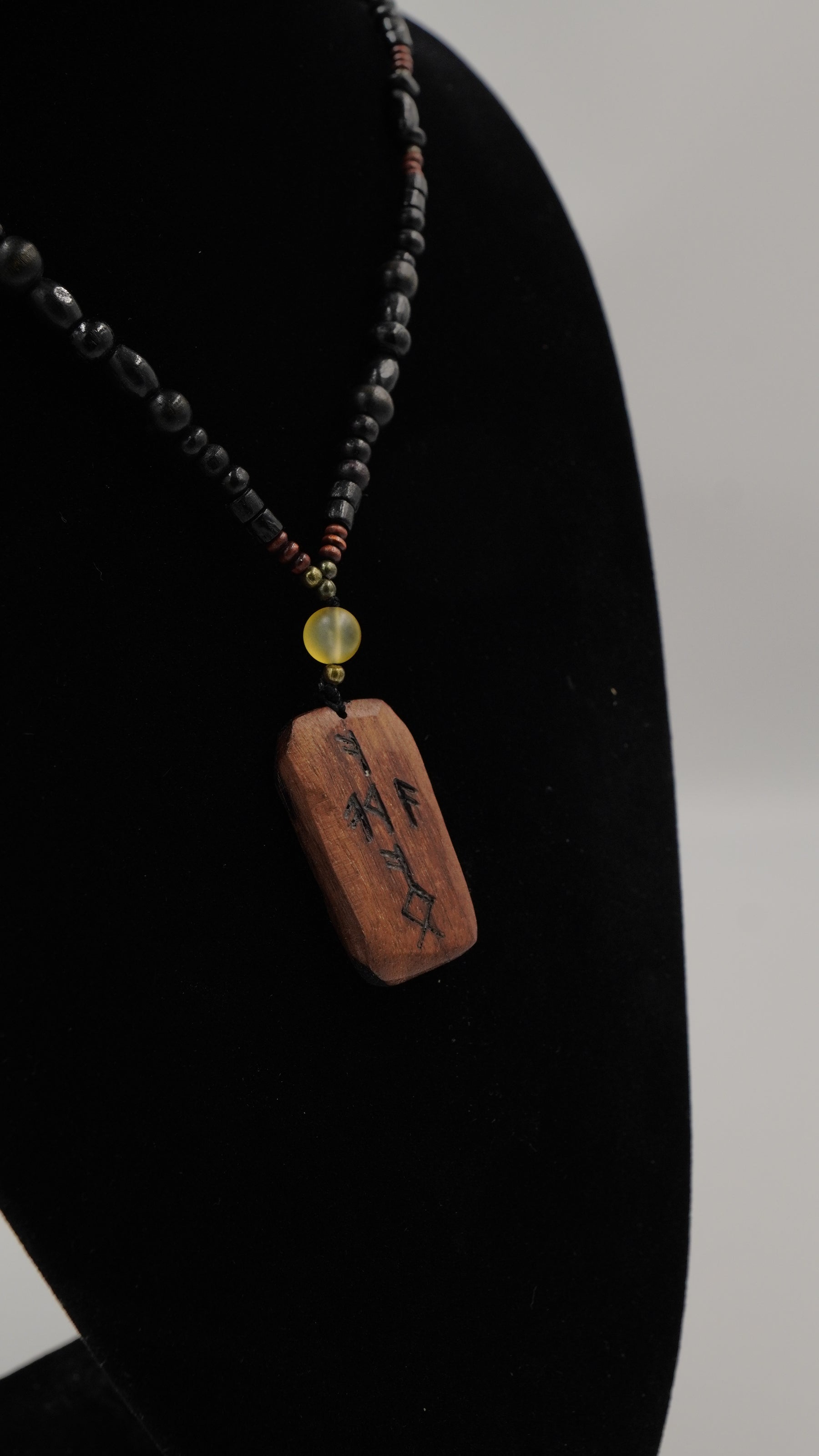 Rune Para Figürlü Doğal Taşlı Kolye