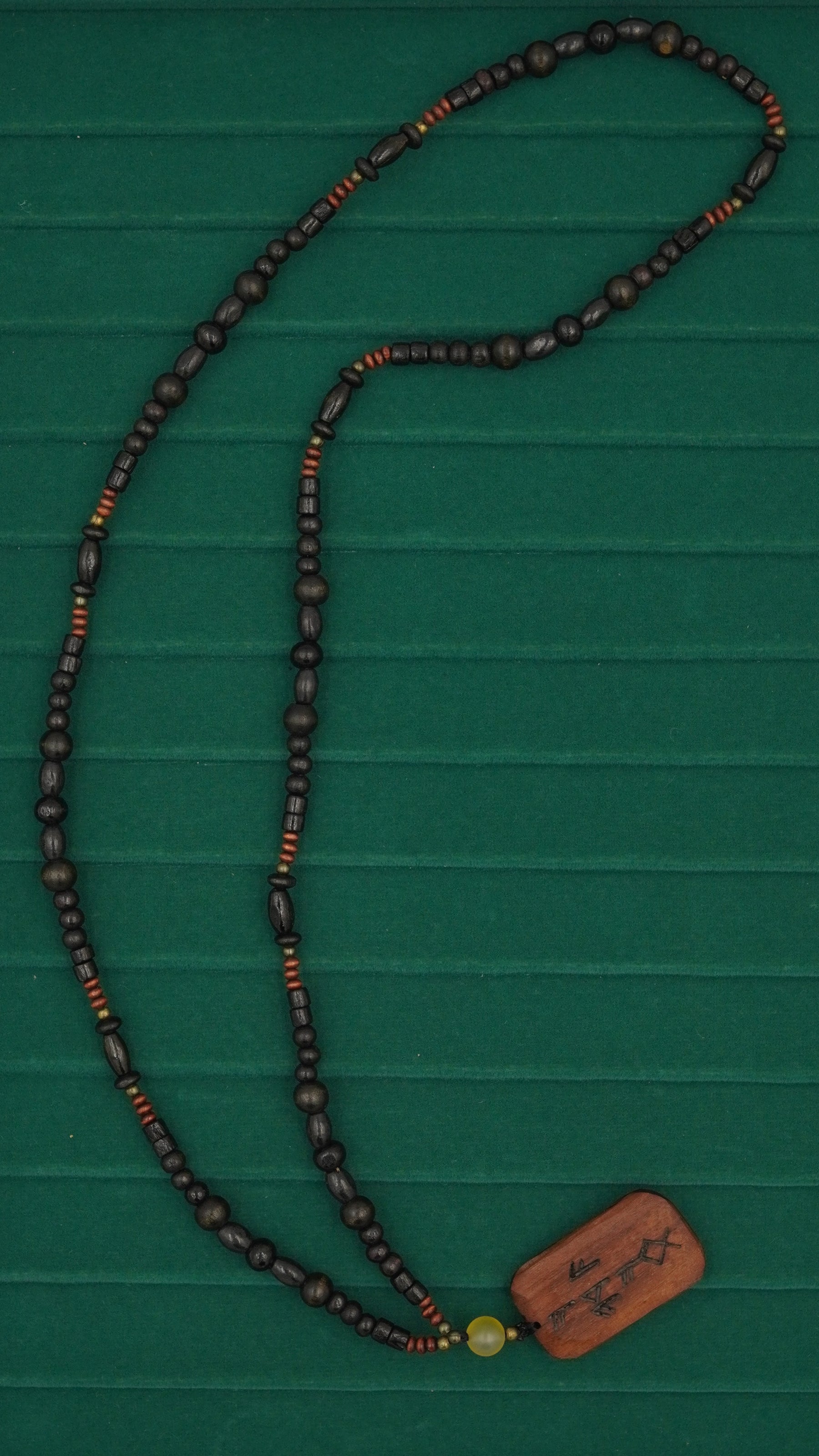 Rune Para Figürlü Doğal Taşlı Kolye