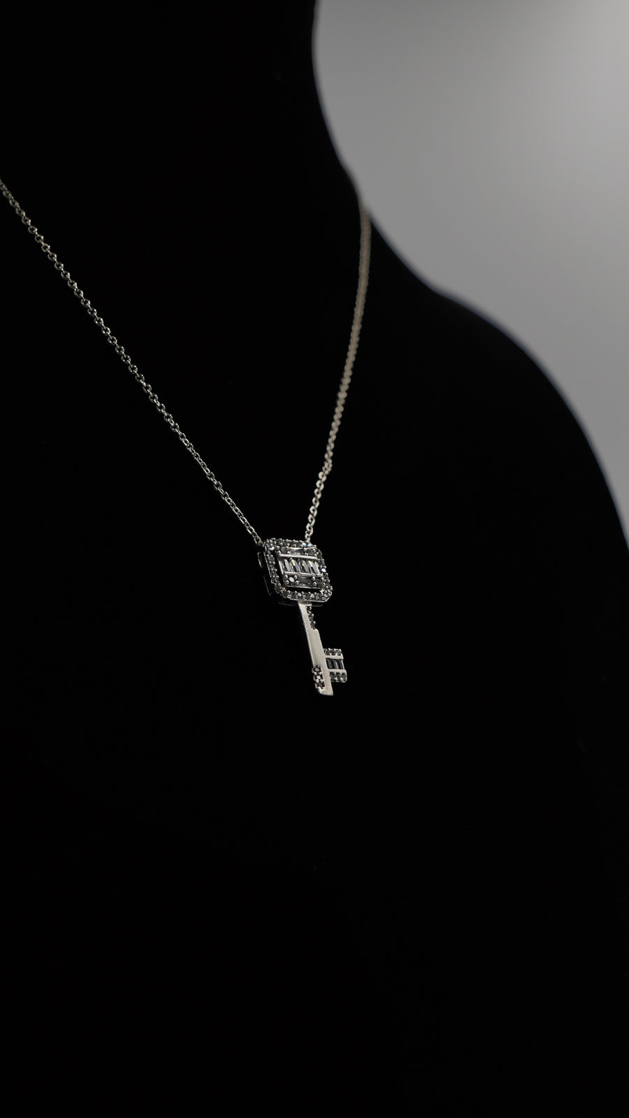 Anahtar Temalı Baget Zirkon Taşlı Kolye