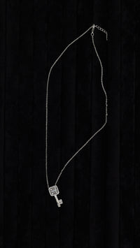 Anahtar Temalı Baget Zirkon Taşlı Kolye