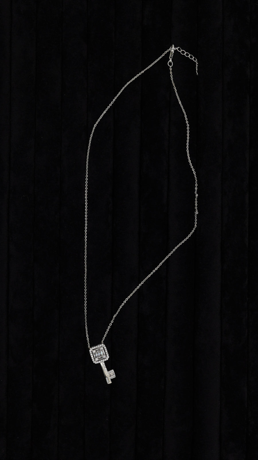 Anahtar Temalı Baget Zirkon Taşlı Kolye