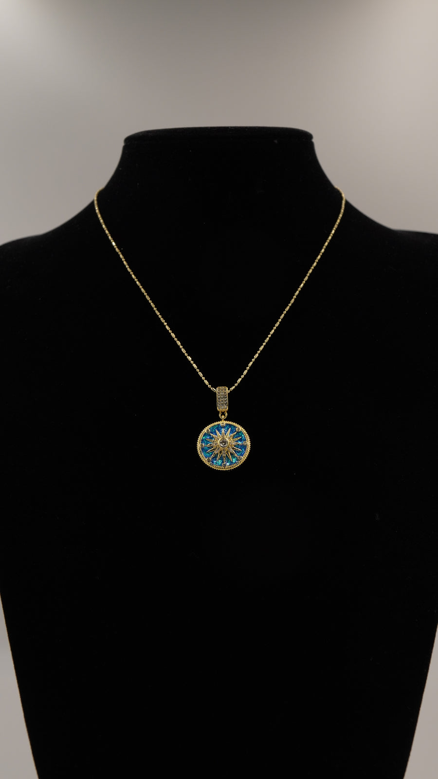 Pusula Figürlü Sedef Detaylı Kolye