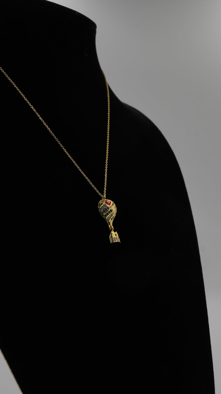 Uçan Balon Figürlü Kalp Detaylı Kolye