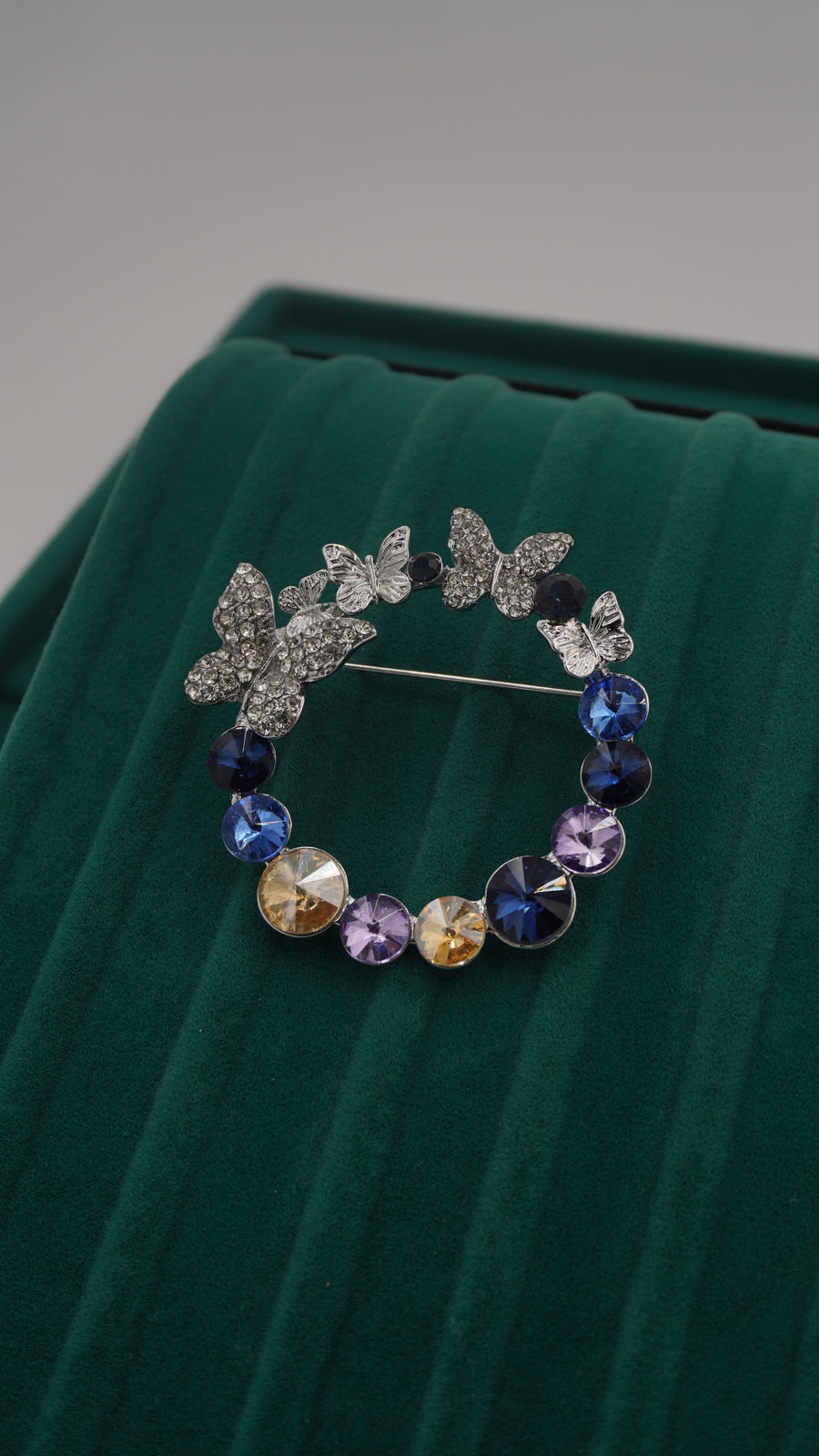 Kelebek Detaylı Mavi Zirkon Taşlı Çelenk Broş