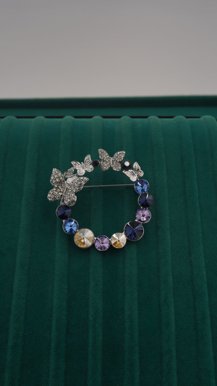 Kelebek Detaylı Mavi Zirkon Taşlı Çelenk Broş