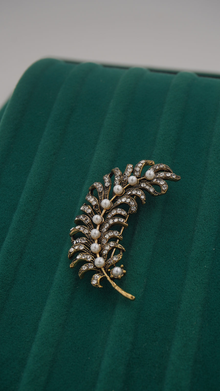 Yaprak Figürlü İncili Zirkon Broş