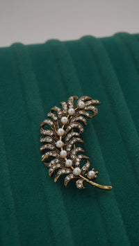 Yaprak Figürlü İncili Zirkon Broş