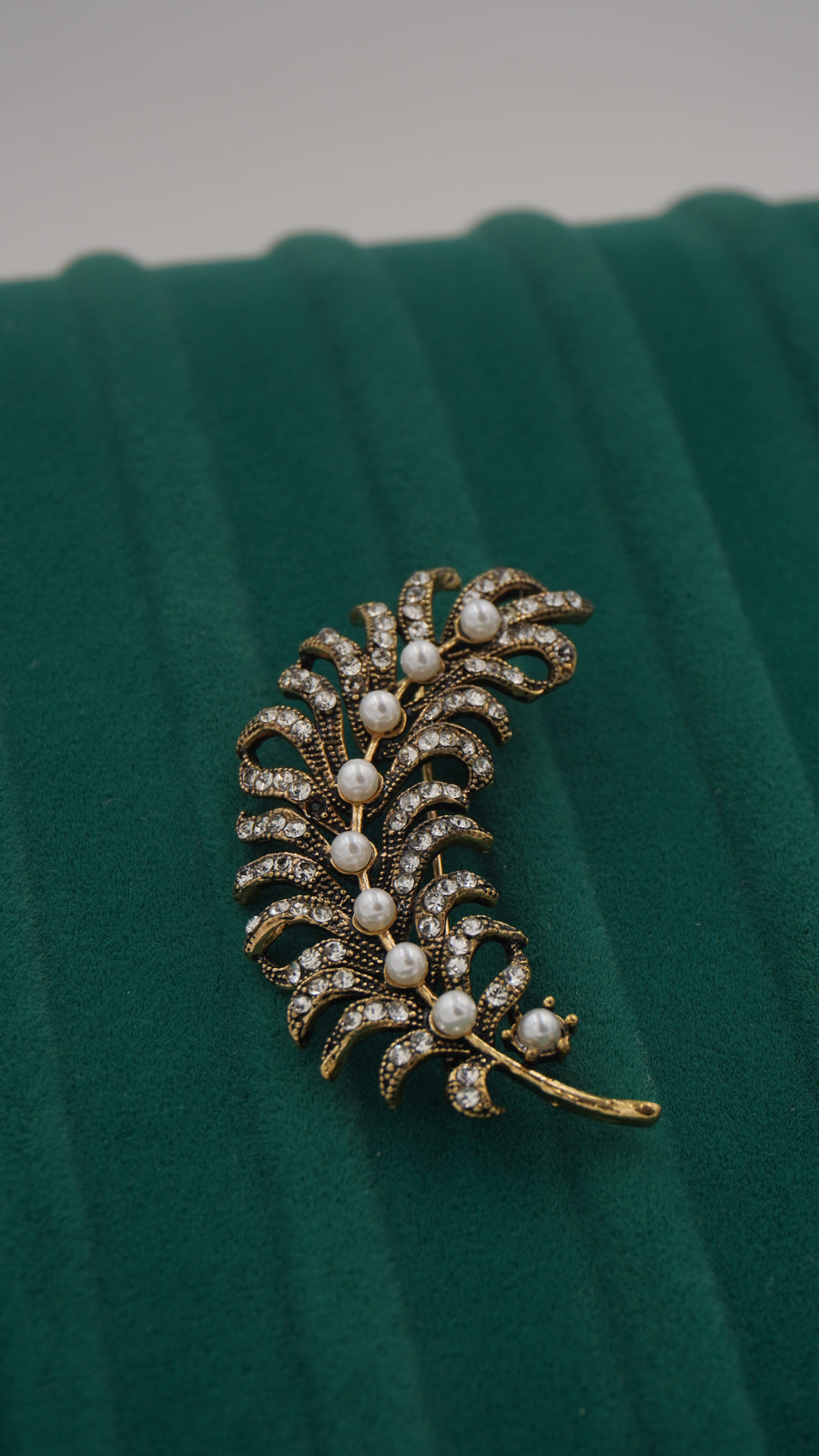 Yaprak Figürlü İncili Zirkon Broş