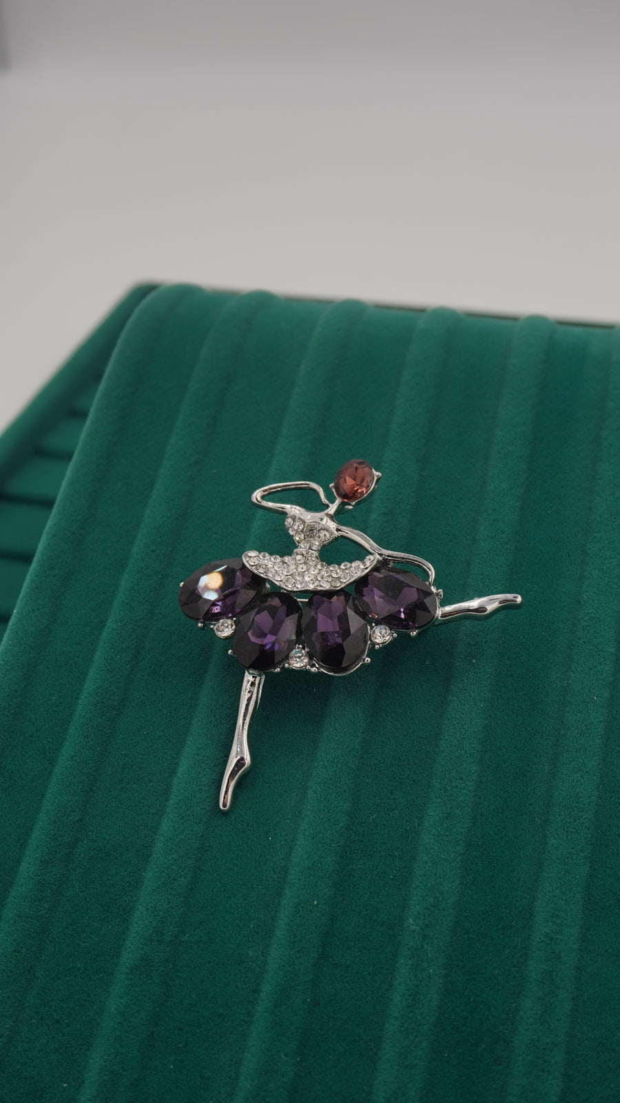 Mor Kristal Taşlı Balerin Figürlü Zirkon Broş