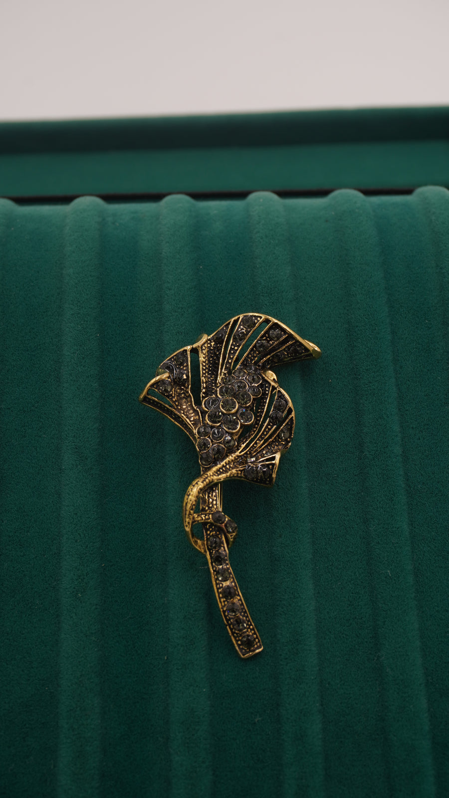 Zirkon Taşlı Yaprak Figürlü Pirinç Broş