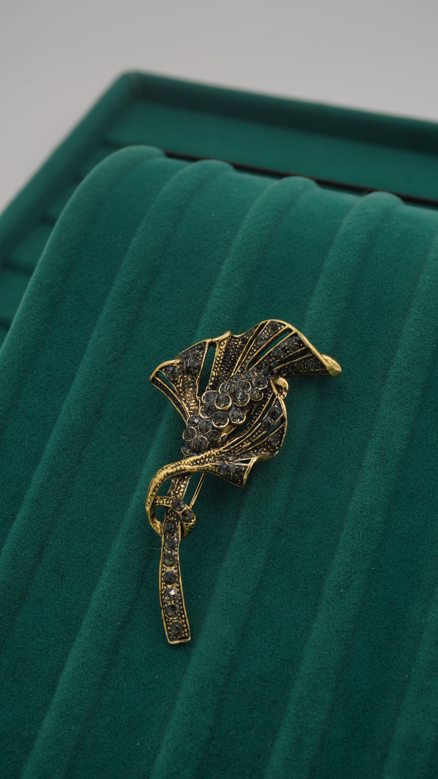 Zirkon Taşlı Yaprak Figürlü Pirinç Broş