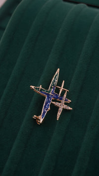 Soyut Figürlü Pirinç Broş – Lacivert Mine Detaylı, 3 cm