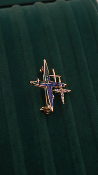 Soyut Figürlü Pirinç Broş – Lacivert Mine Detaylı, 3 cm