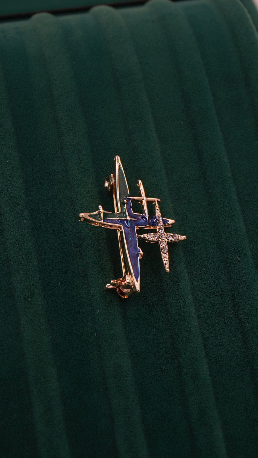Soyut Figürlü Pirinç Broş – Lacivert Mine Detaylı, 3 cm