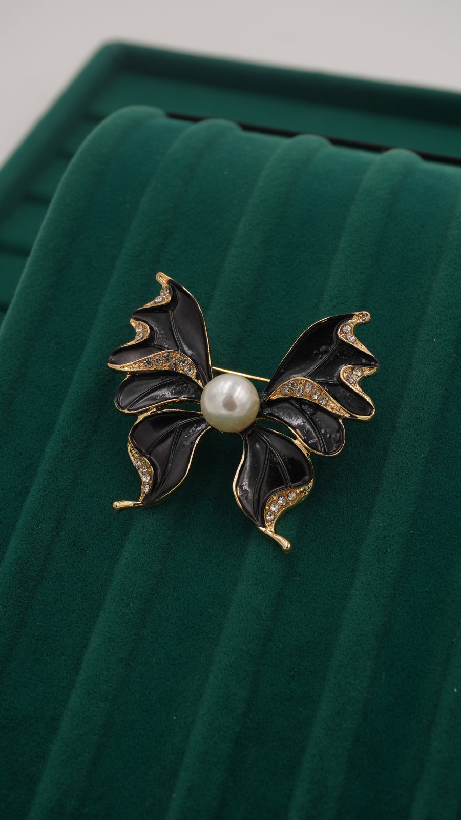 Siyah Kelebek Figürlü İnci ve Zirkon Taşlı Broş