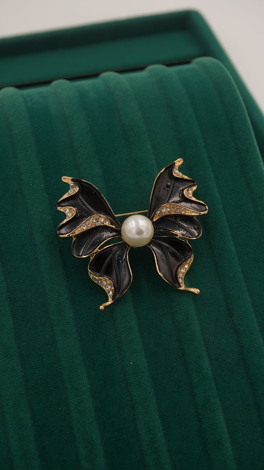 Siyah Kelebek Figürlü İnci ve Zirkon Taşlı Broş