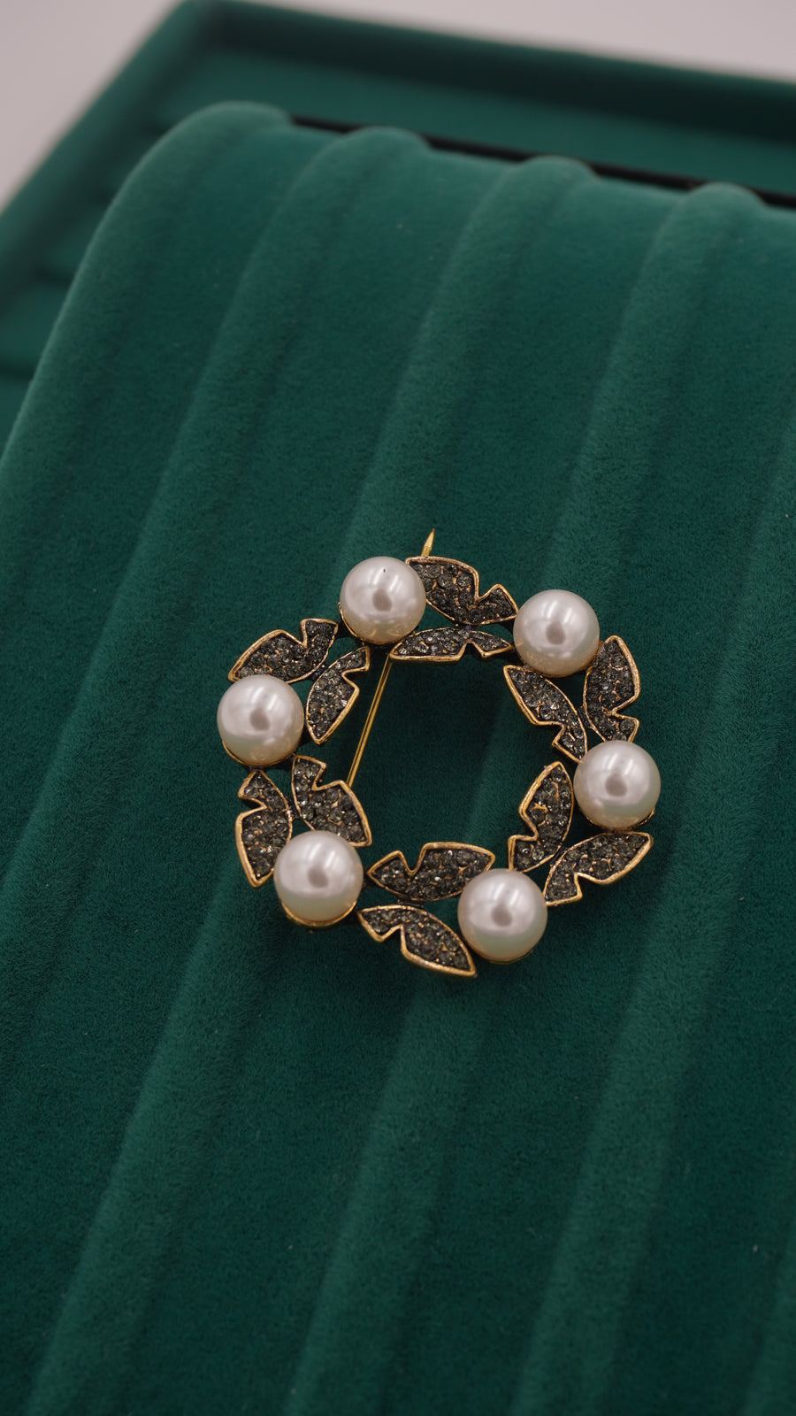 İnci ve Zirkon Taşlı Çelenk Figürlü Broş