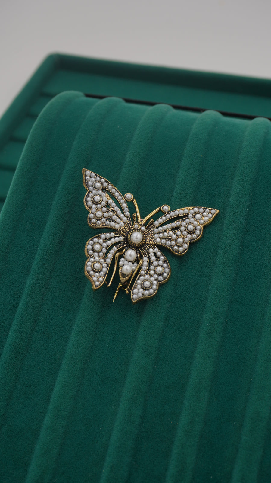 İnci Detaylı Kelebek Figürlü Pirinç Broş