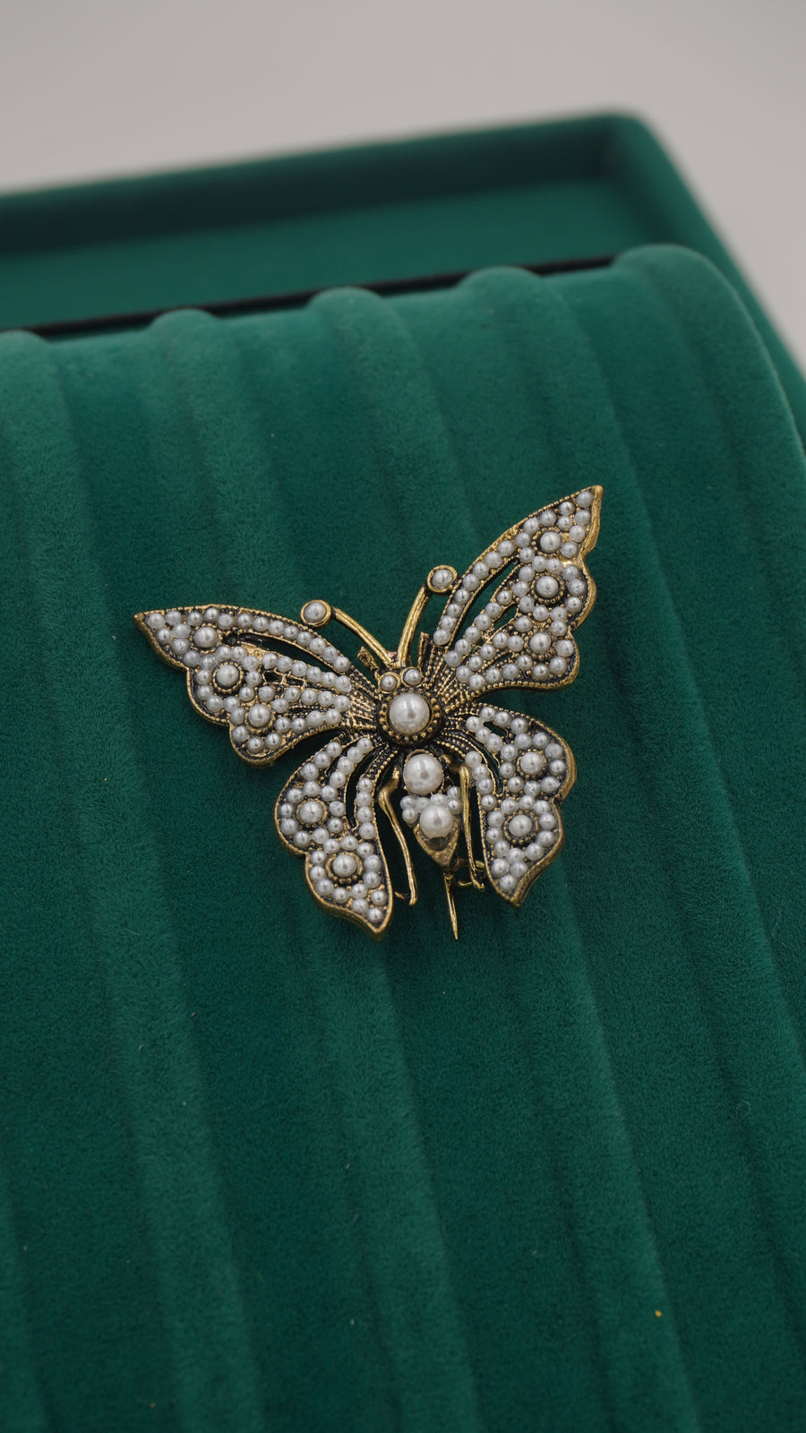 İnci Detaylı Kelebek Figürlü Pirinç Broş