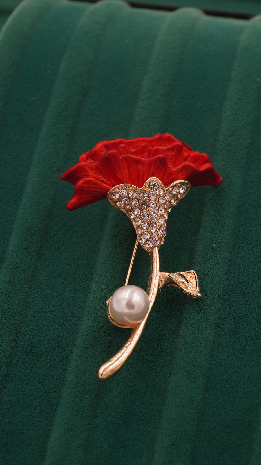 Zirkon ve İnci Detaylı Karanfil Figürlü Broş