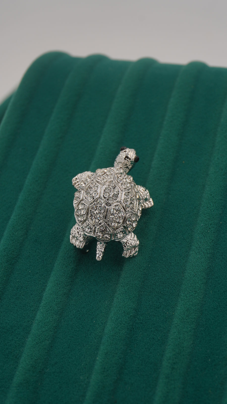 Zirkon Taşlı Kaplumbağa Figürlü Pirinç Broş