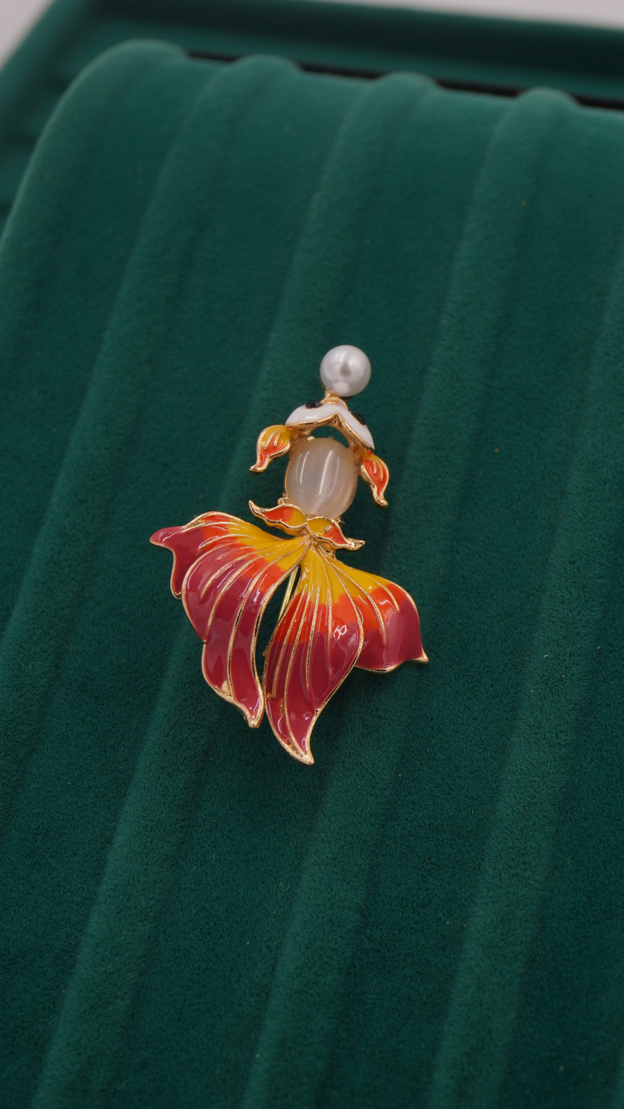 İnci Detaylı Betta Balığı Figürlü Pirinç Broş