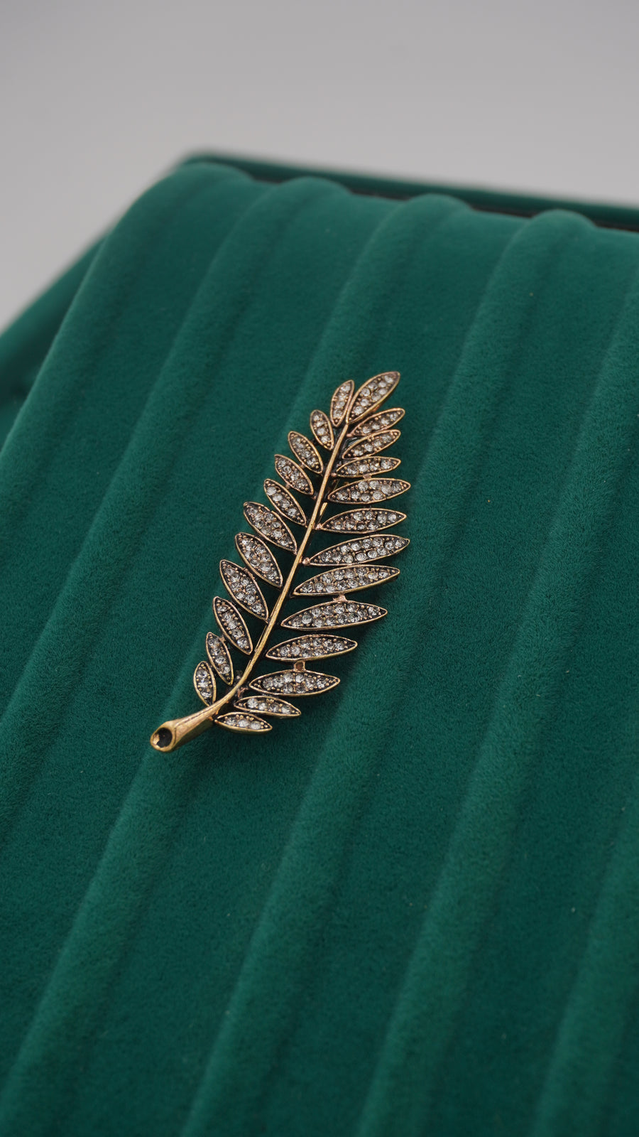 Bronz Zirkon Taşlı Yaprak Figürlü Broş