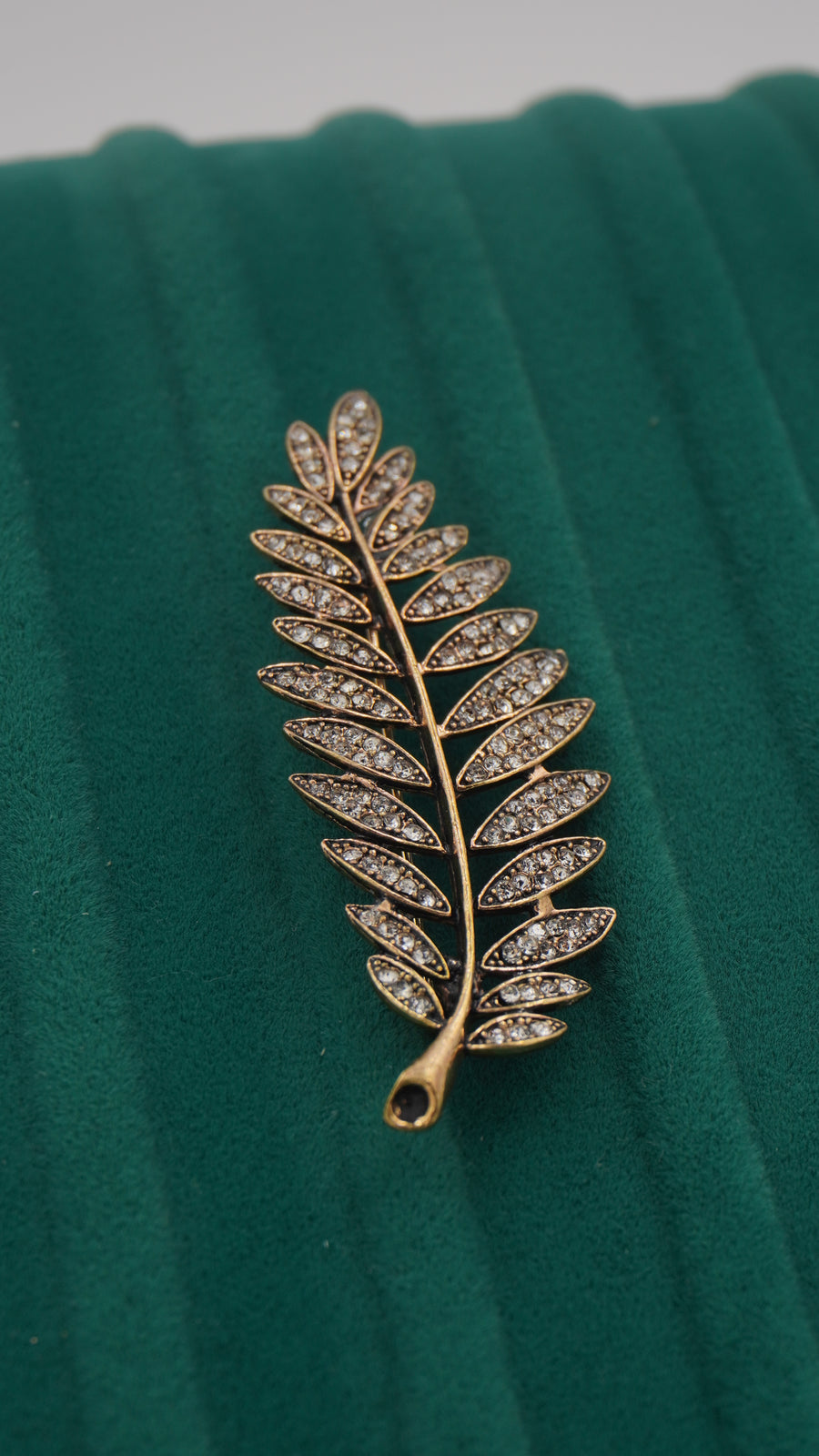 Bronz Zirkon Taşlı Yaprak Figürlü Broş