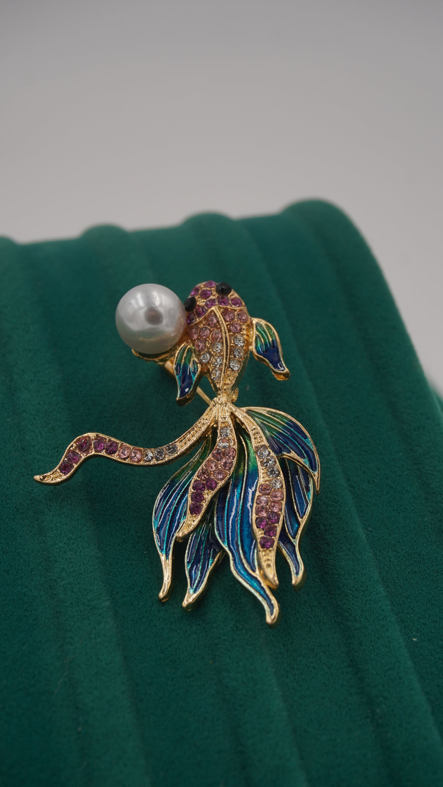 İnci Detaylı Renkli Zirkon Taşlı Balık Figürlü Pirinç Broş