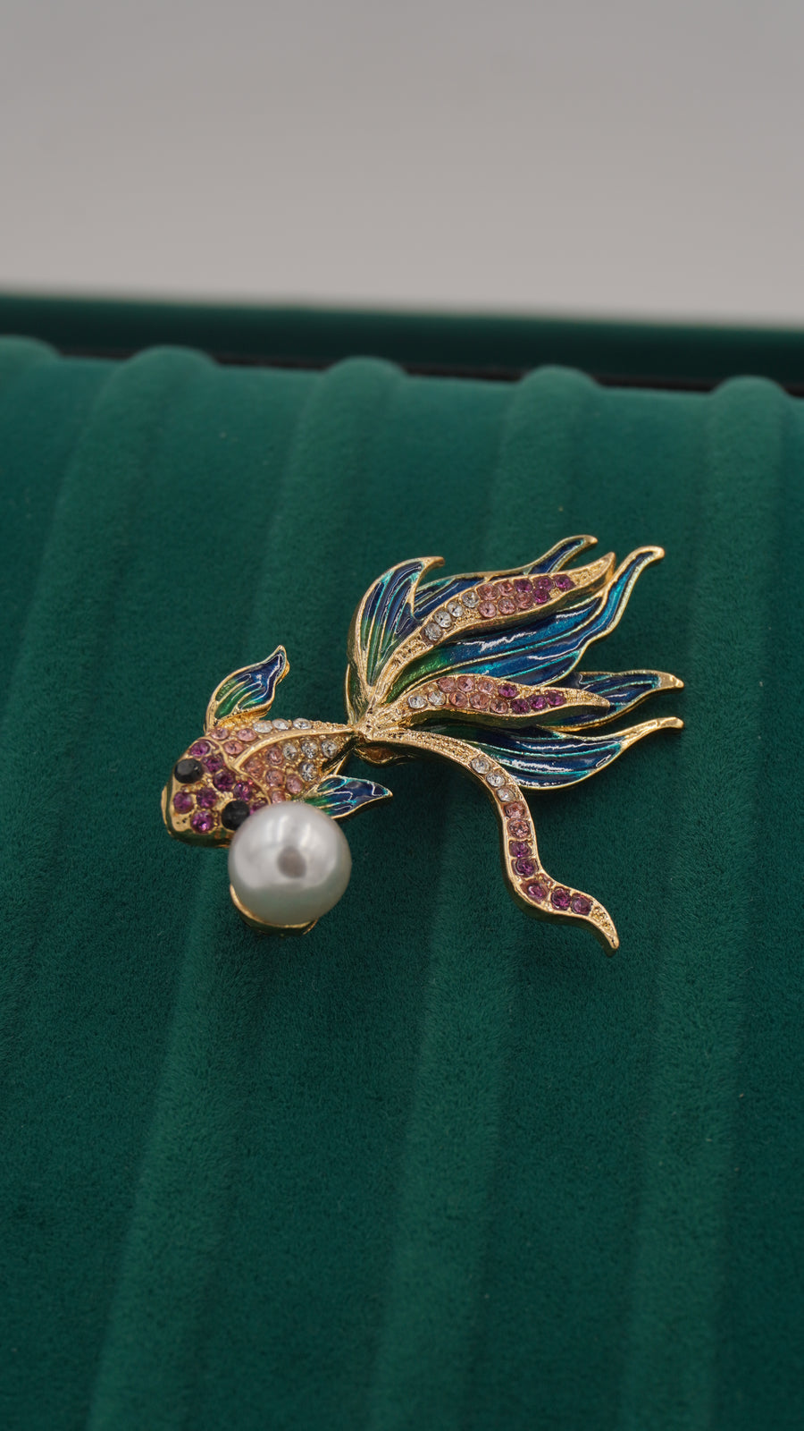 İnci Detaylı Renkli Zirkon Taşlı Balık Figürlü Pirinç Broş