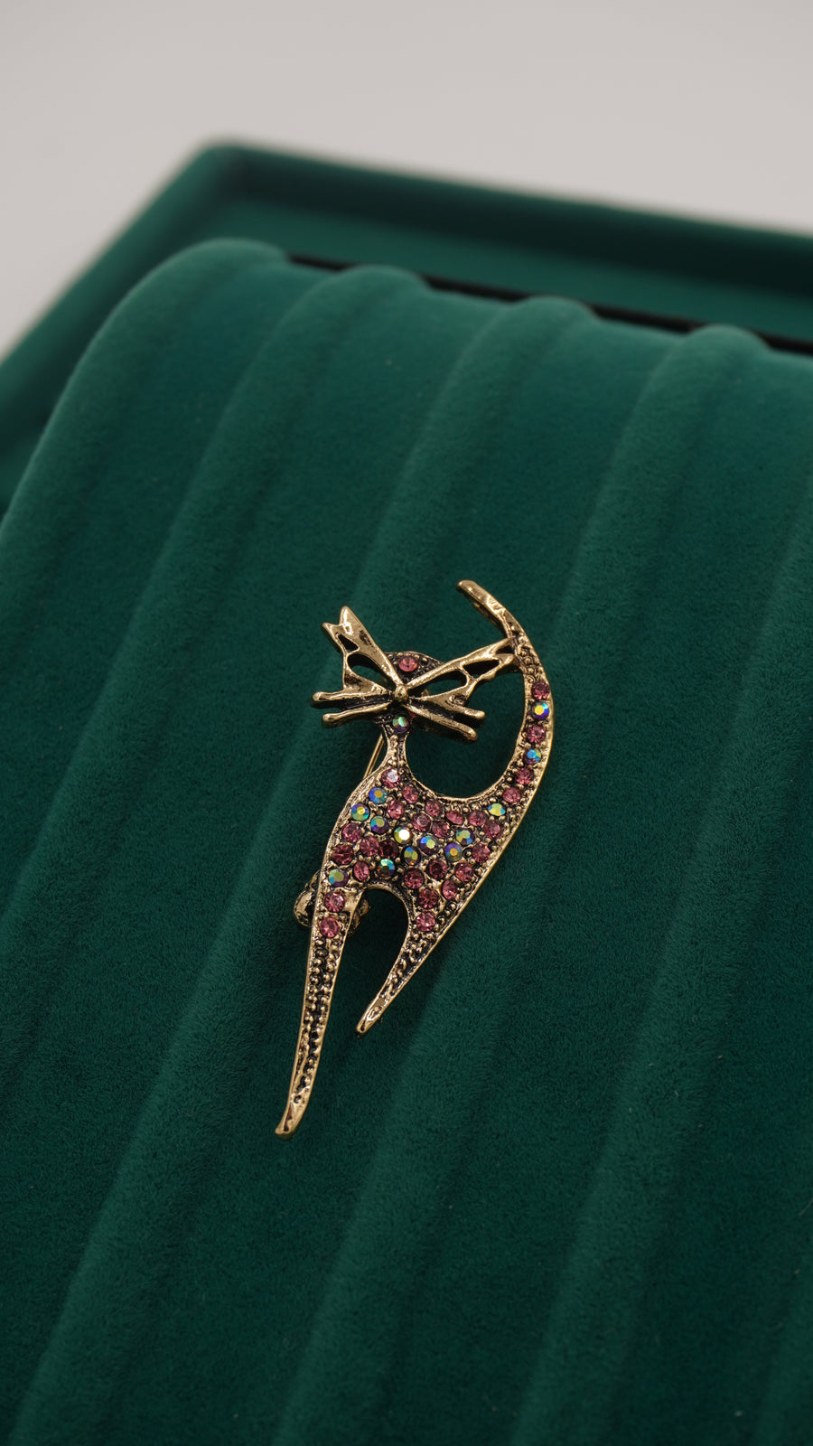 Zirkon Taşlı Kedi Figürlü Pirinç Broş