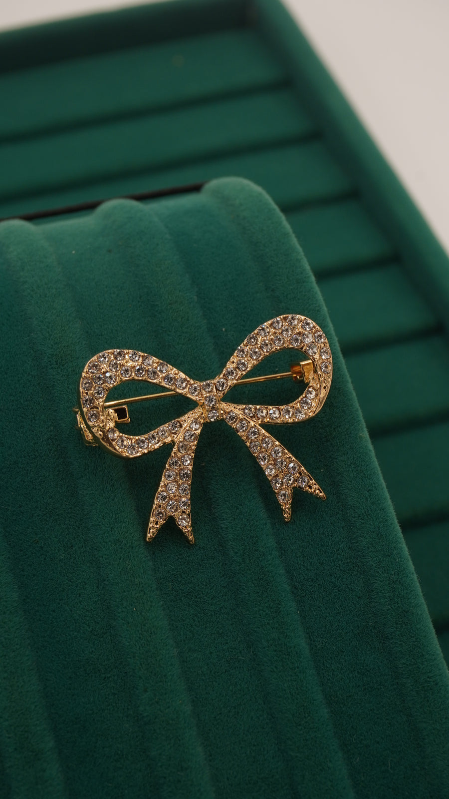 Zirkon Taşlı Fiyonk Figürlü Pirinç Broş