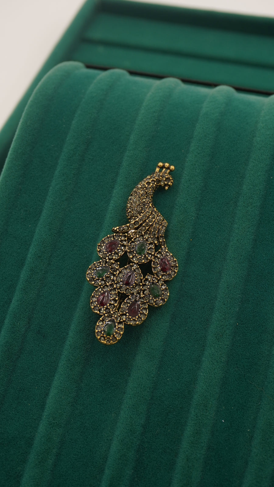 Tavuskuşu Figürlü Fosforlu Bronz Broş