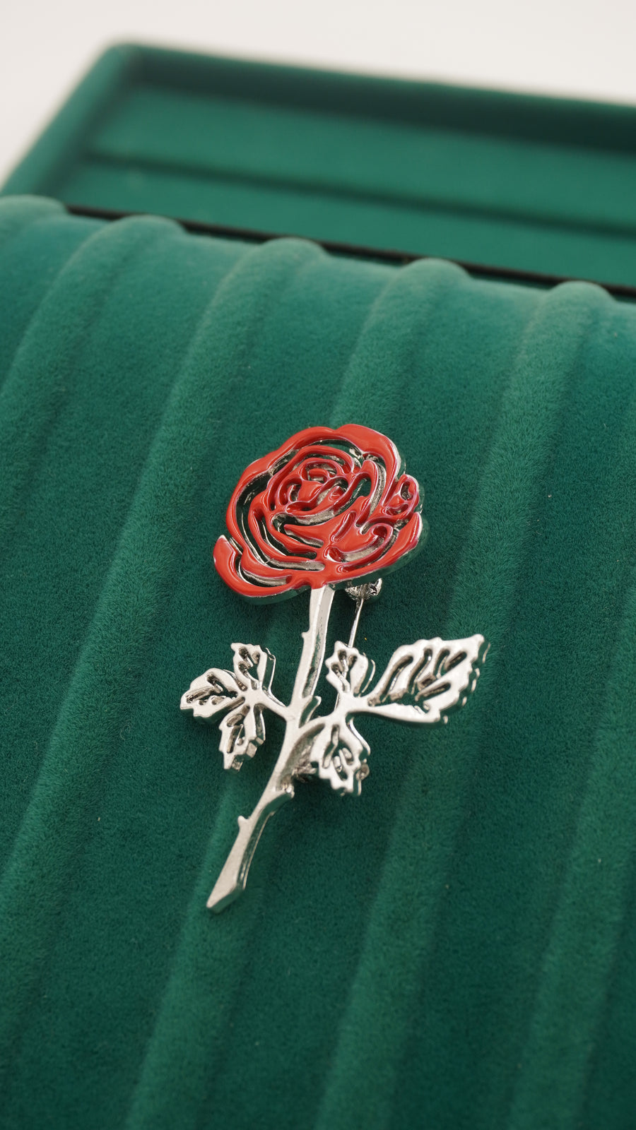 Gül Figürlü Pirinç Broş