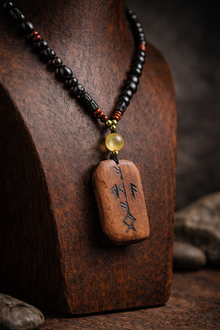 Rune Para Figürlü Doğal Taşlı Kolye